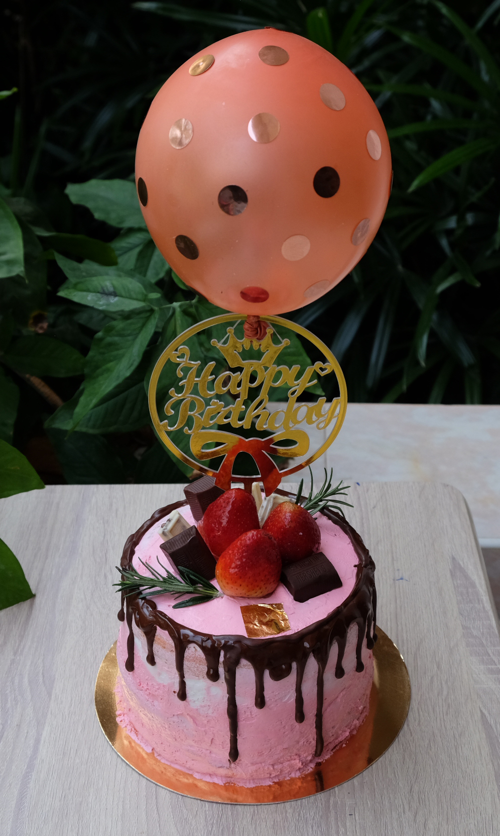 สตรอเบอร์รี่เลเยอร์เค้ก HAPPY BIRTHDAY CAKE (ขนาด 1 ปอนด์) 4 ชั้น / Strawberry Layer Cake (1 Pound / 6'' x 6") 4 Layers