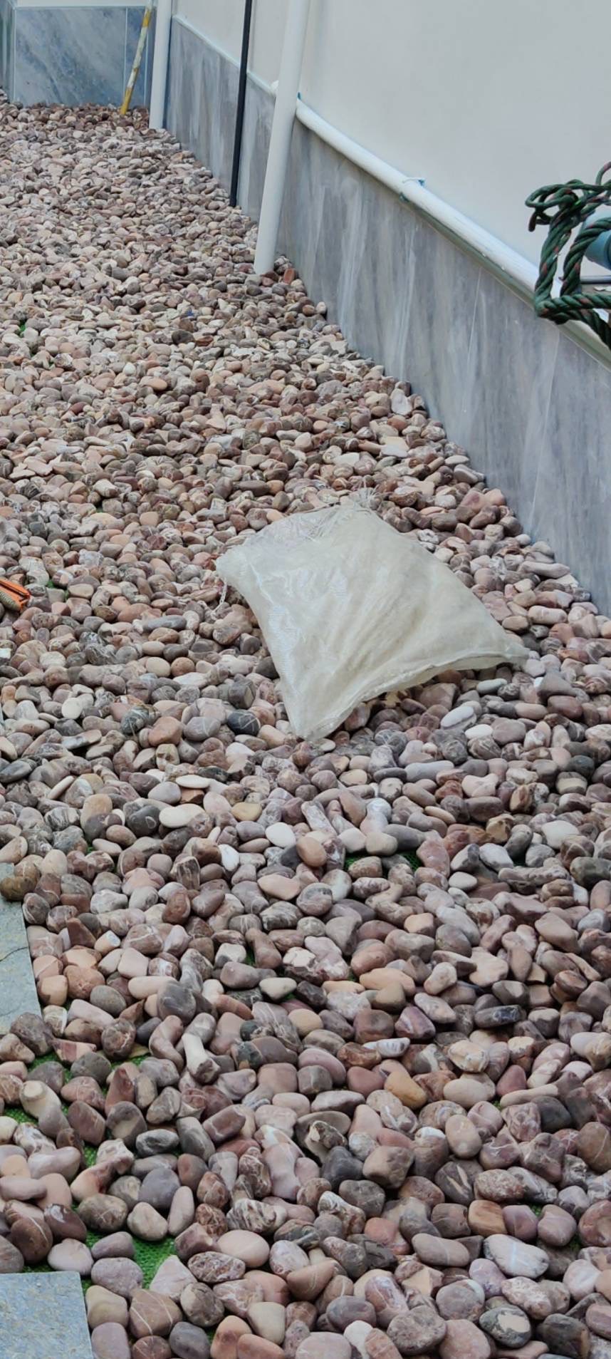 หินกรวดสีแดง โรยทางเดิน สวยมาก