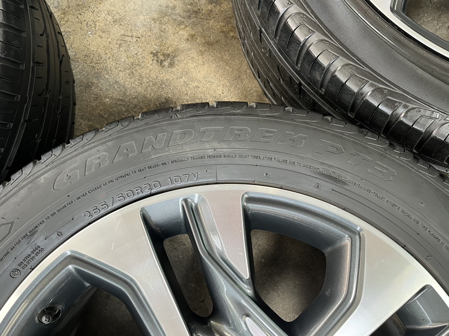 ✨ล้อแม็ก✨Toyota Fortuner Legender ขอบ 20 เทาหน้าเงา พร้อมยาง 265-50-20 Dunlop ปี 21
