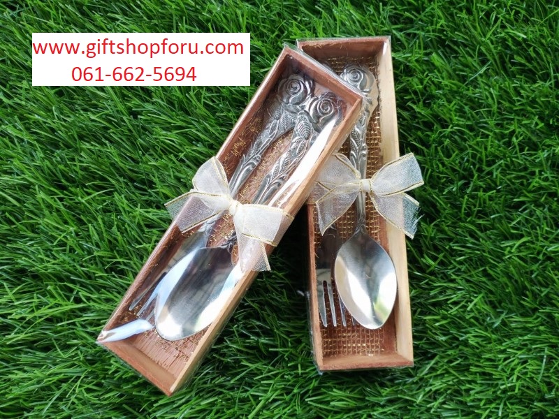 ช้อนส้อมสแตนเลส ใส่กล่องไม้ผูกโบว์