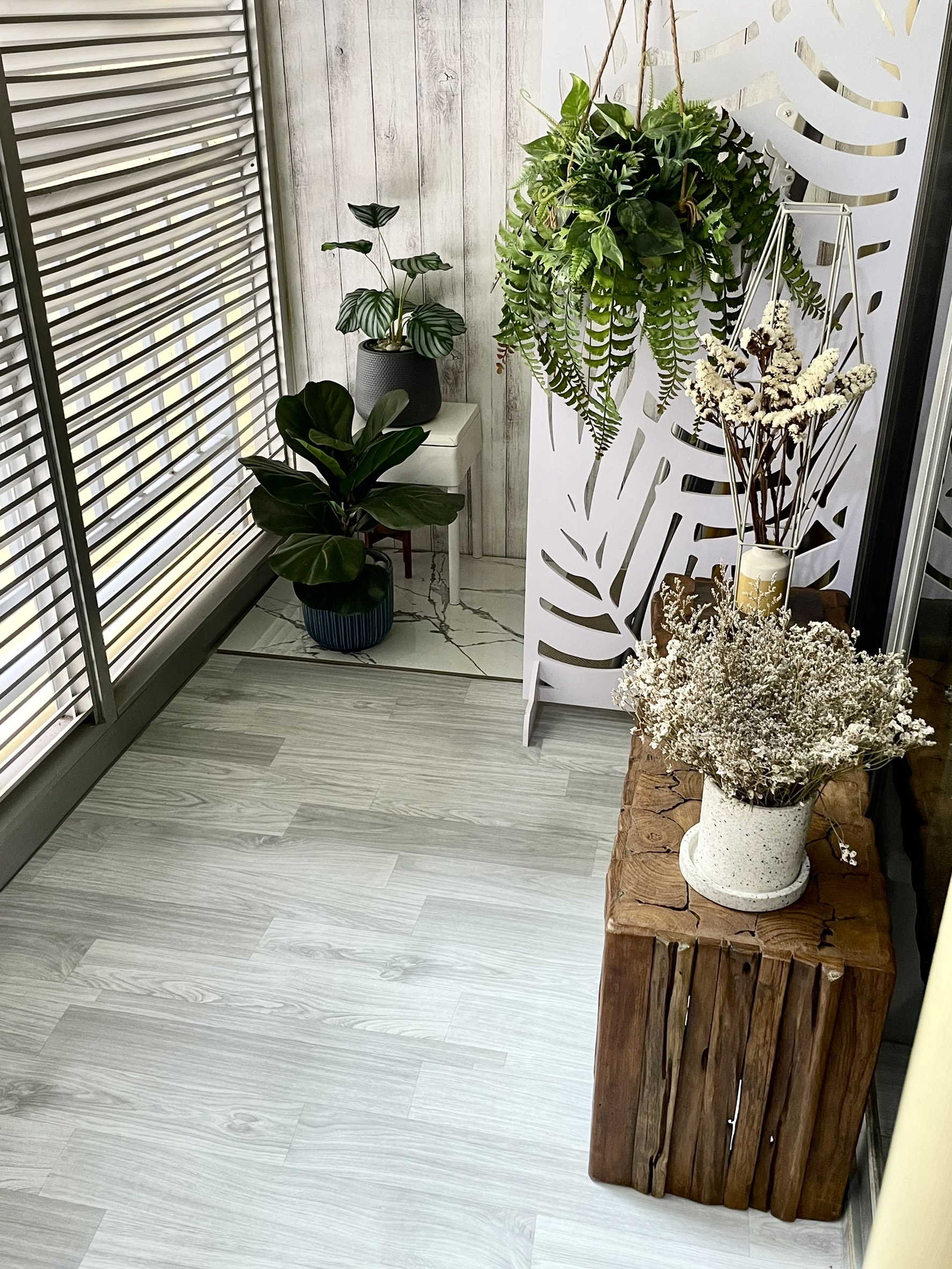 พีวีซีปูพื้น ลายไม้โมเดรินสีเทา Ash Gray-wood panel JP-014 หน้ากว้าง 100 ซม หนา 0.6 มม