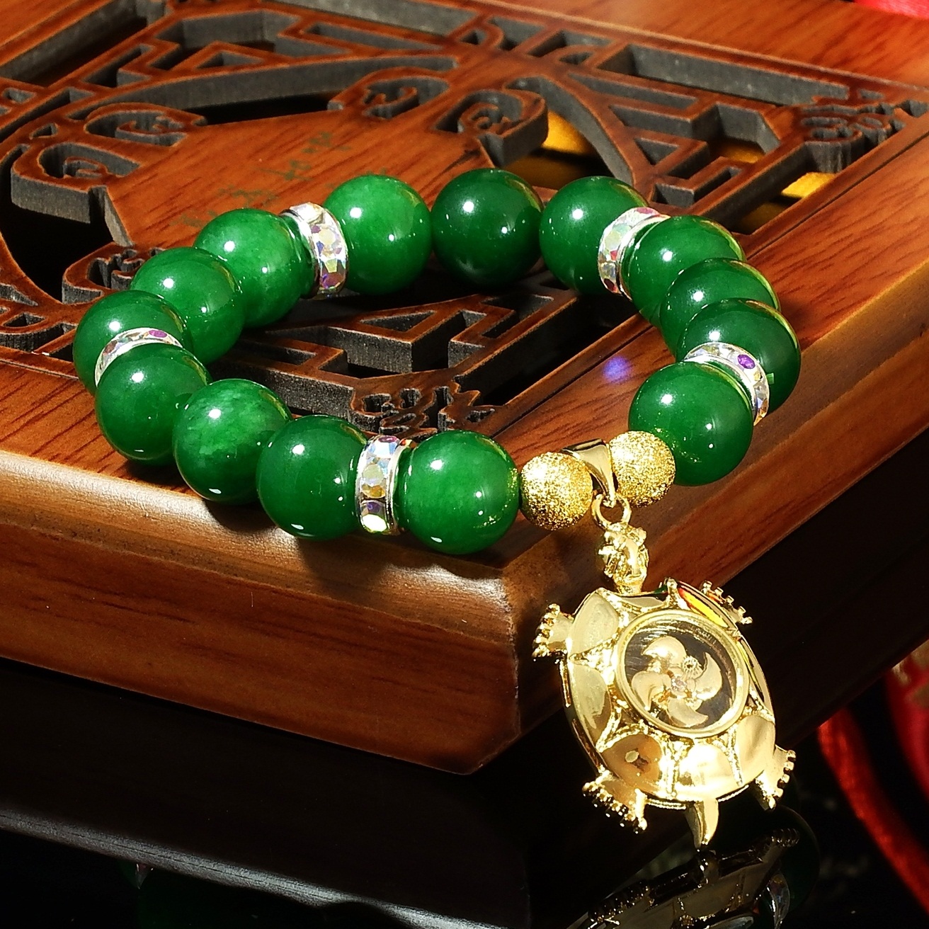 สร้อยข้อมือจี้เต่ากังหันแชกงหมิว หยกจักรพรรดิ์เขียวเข้ม ขนาด 10 มล.
