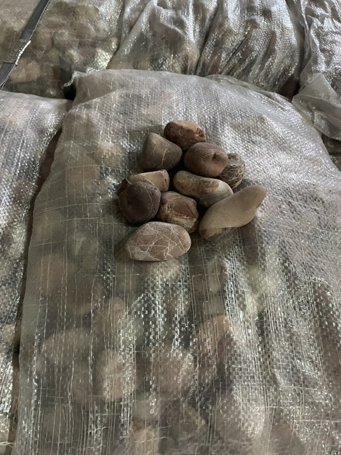 หินกรวดสีแดงเลือดหมู ขนาด 3-5 cm หรือ red pebble