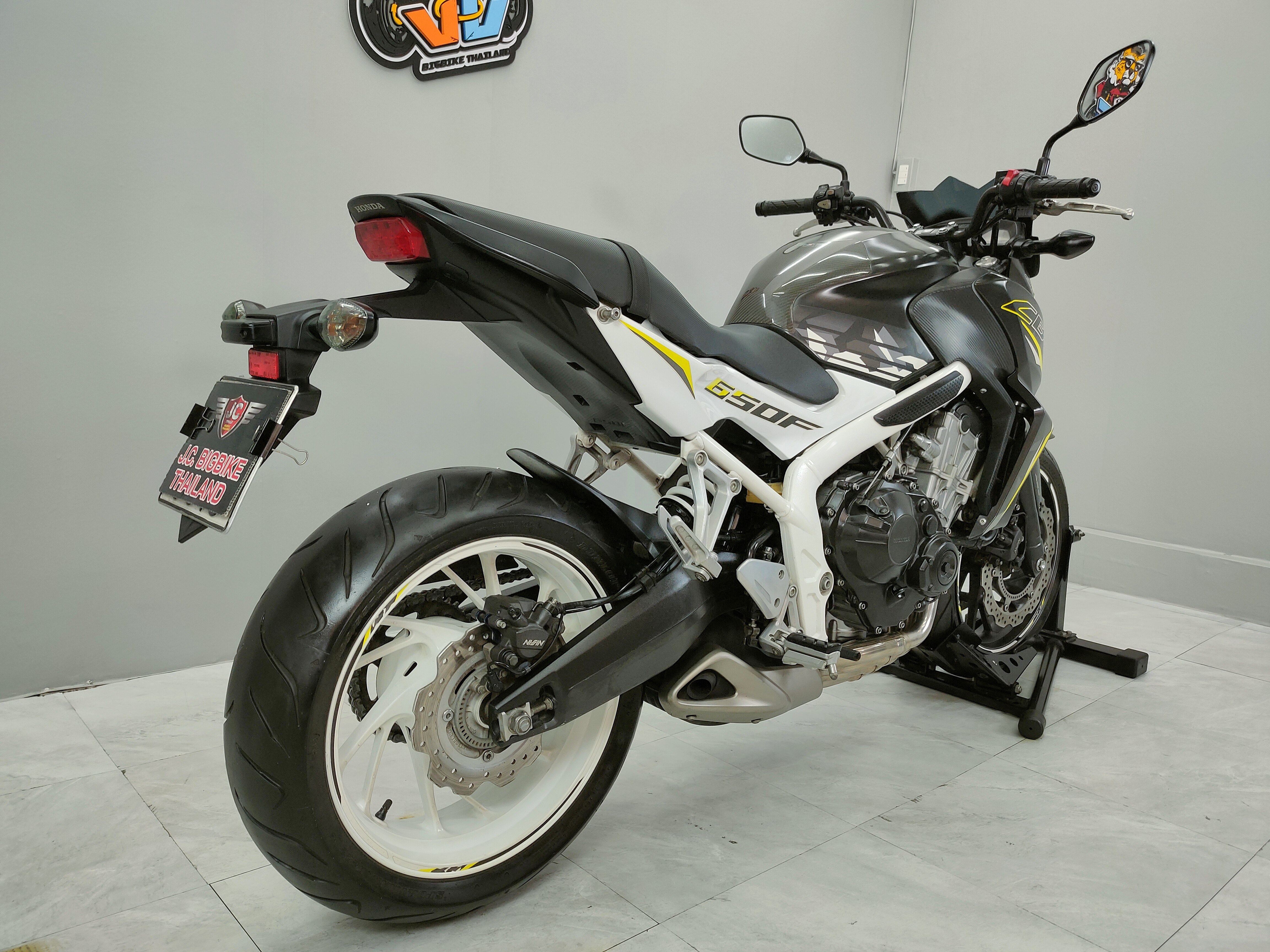ถูกใจคนไม่ชอบรถแต่ง 🤗 CB650F Limited (โครงขาว) รถปลายปี 2016 . . . ใครชอบ "เดิม" มาจัดเลย
