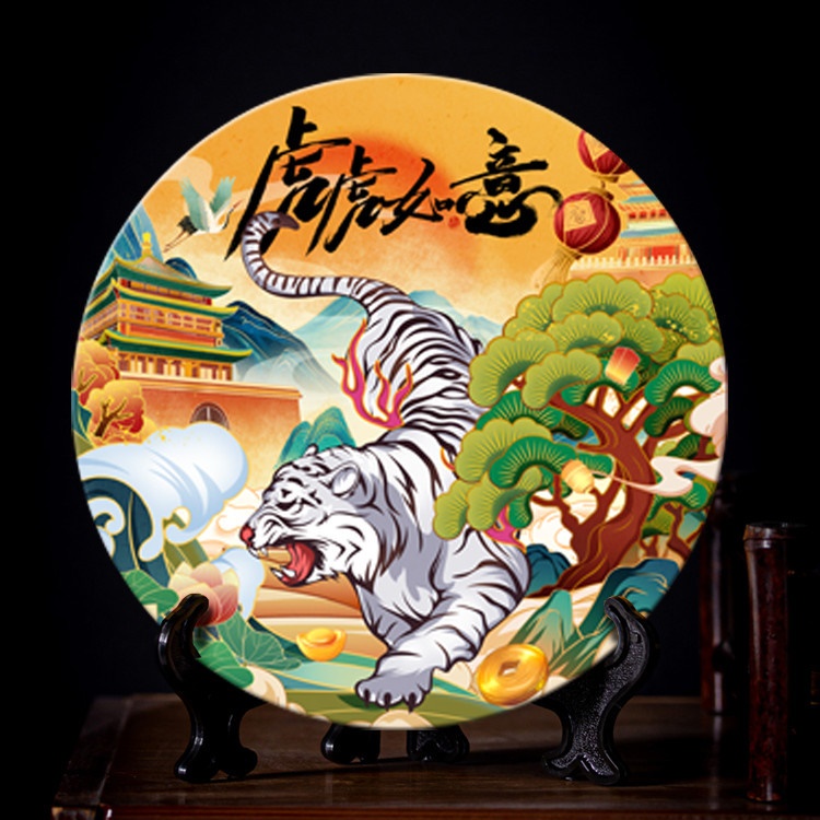 จานกระเบื้อง(จากดินขาว)วาดลายเสือ Tiger Lucky 2022 (ชุดพร้อมขาตั้ง)