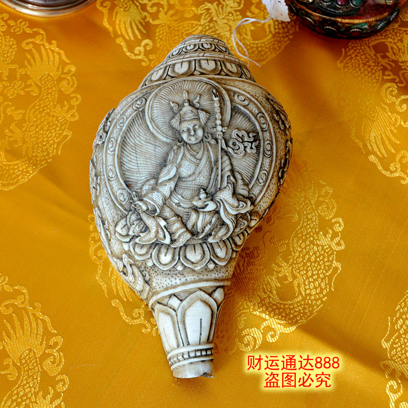หอยสังข์อินเดียสีขาวแกะลายโดยช่างฝีมือเนปาล สำหรับใช้เป่าในพิธีกรรมทางศาสนา ขนาด 19 cm.