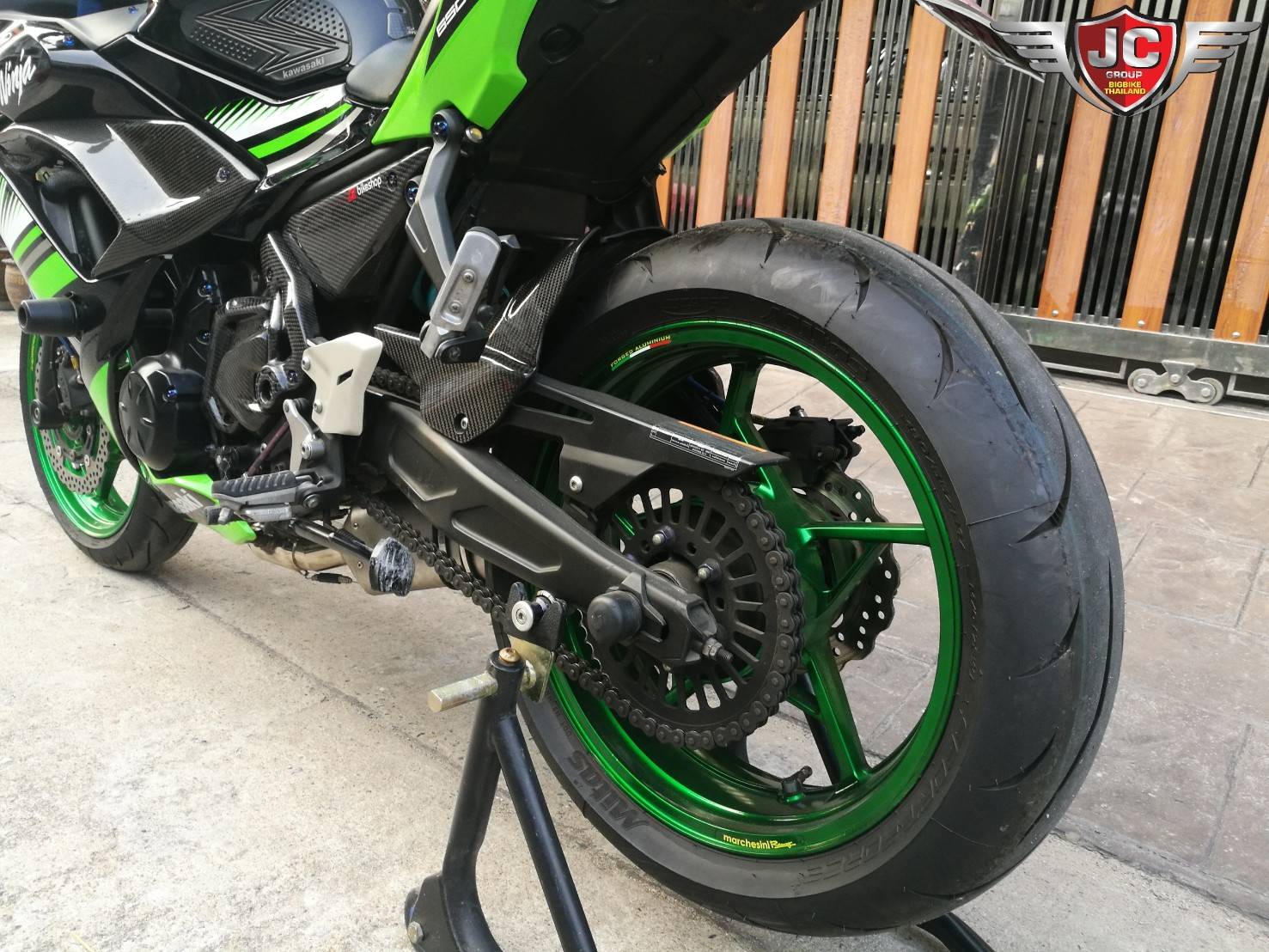 รถคันนี้ทำไมมันหล่อจังใครได้ไปขับหล่อทั้งคนขับทั้งรถไมล์วิ่ง 1XXXX โล