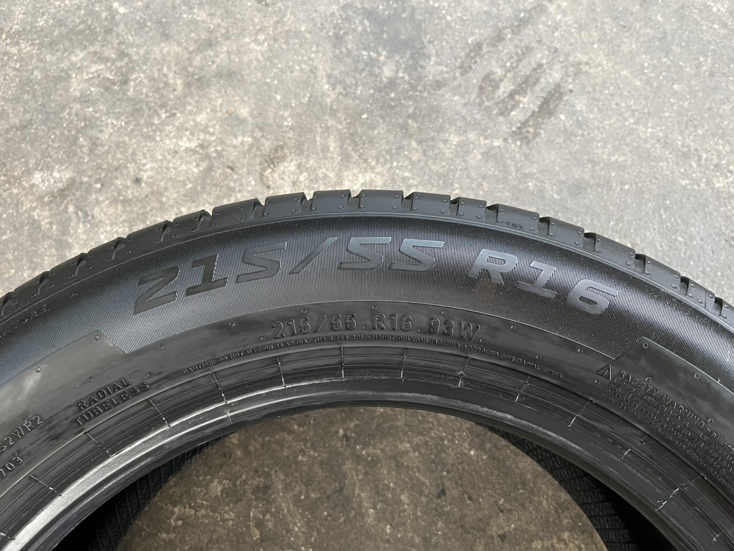 ✨ยาง✨215-55-16 Pirelli♨️ปี 24♨️สภาพสวย