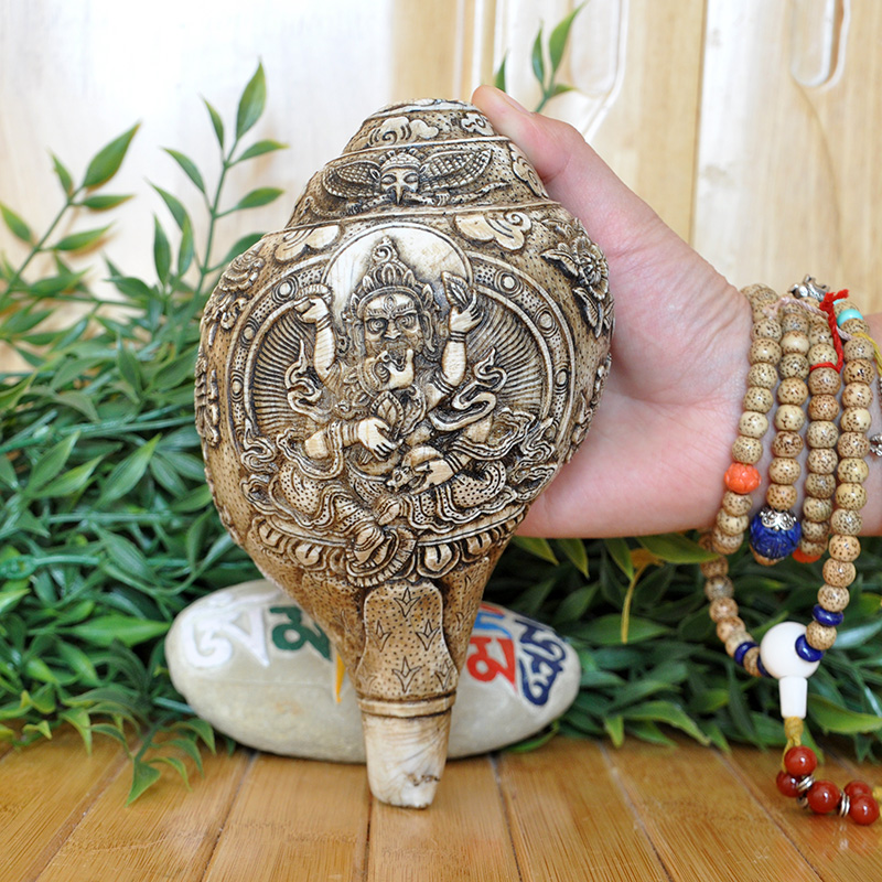 หอยสังข์อินเดียสีขาวแกะลายโดยช่างฝีมือเนปาล สำหรับใช้เป่าในพิธีกรรมทางศาสนา ขนาด 18 cm.