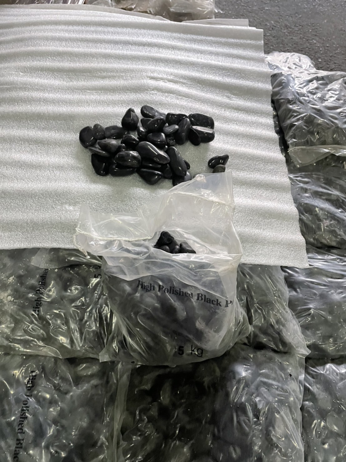 หินกรวด สำหรับแต่งสวนสวย ดำเงา สวยมาก