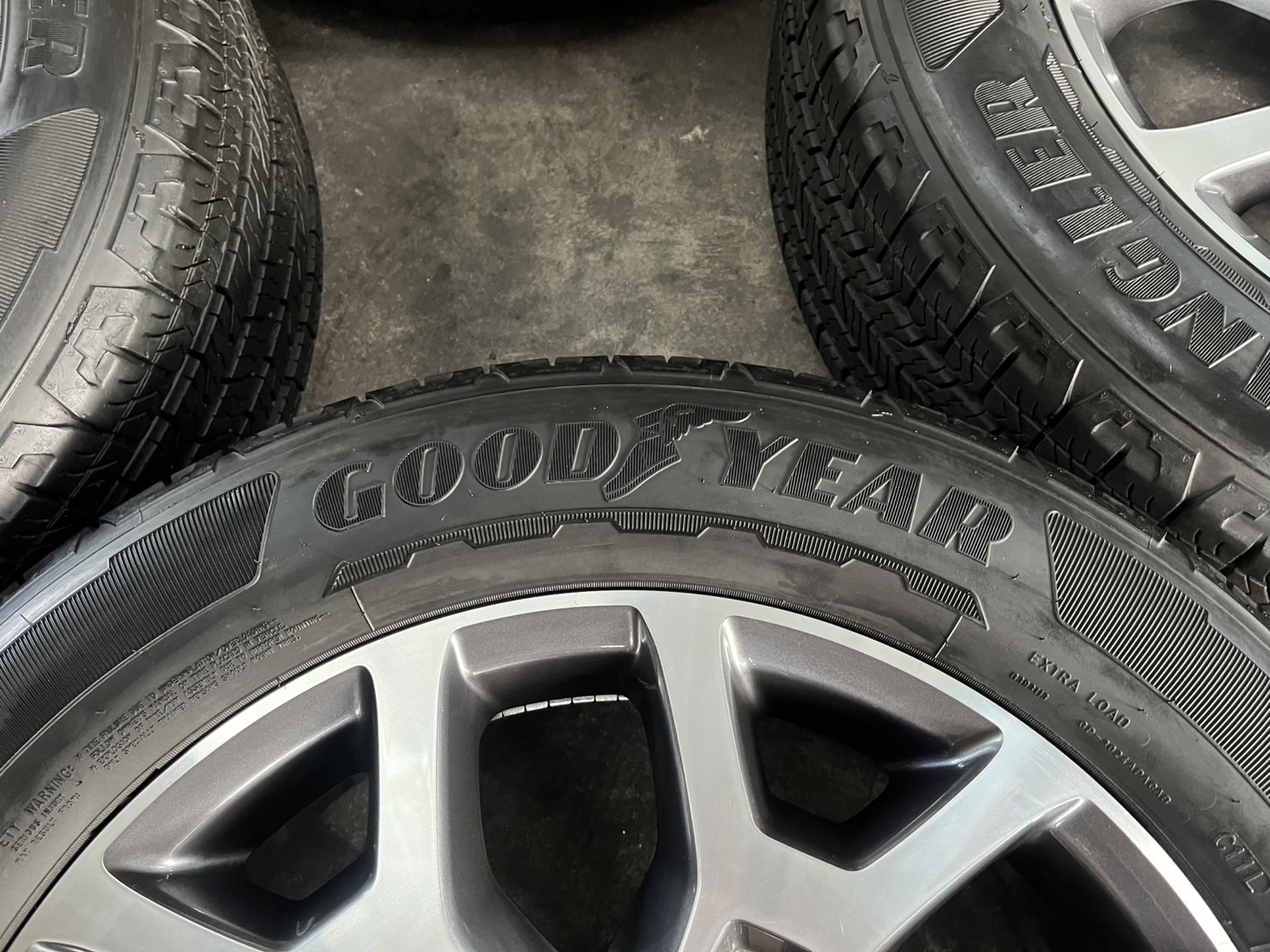✨ล้อแม็ก✨Ford Everest Next-Gen ขอบ 20 เทาหน้าเงา พร้อมยาง 255-55-20 GoodYear💥ปลายปี 22💥