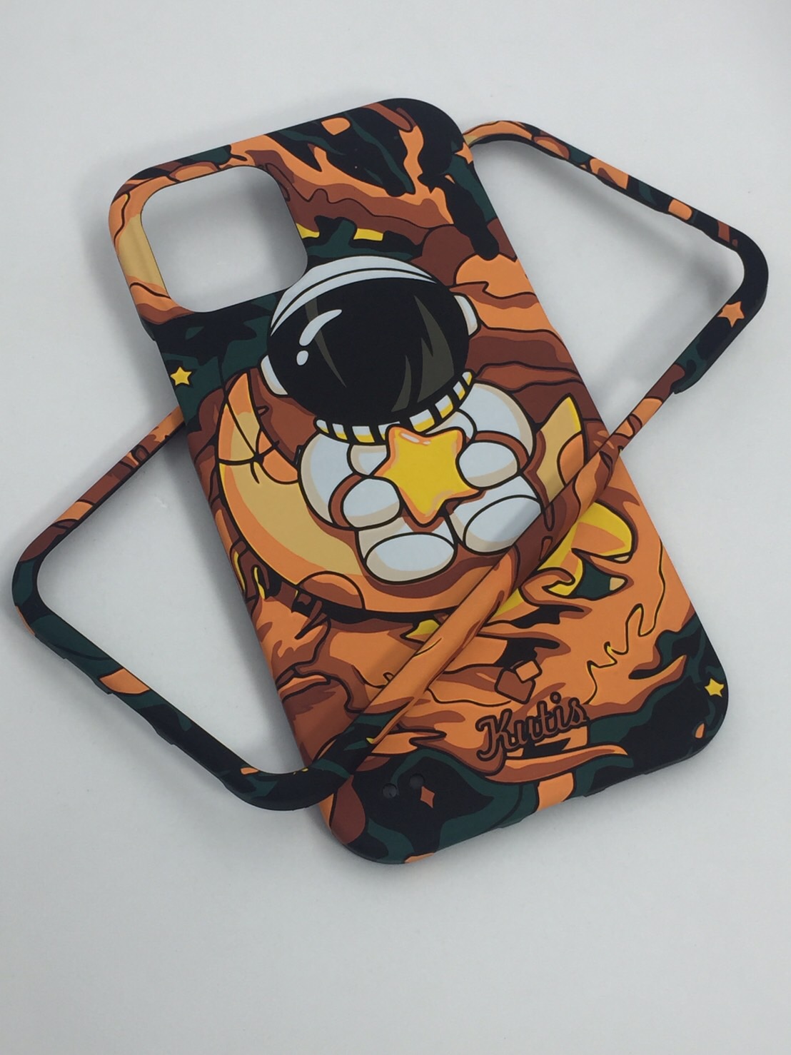 เคสคูทิส(Kutis)เคสไอโฟน12/12PRO(ลายมนุษย์อวกาศ)มาใหม่ เคสประกบหน้า-หลัง เคสเรืองแสง เคสลายวินเทจ ร้านSuperhero Klongthom