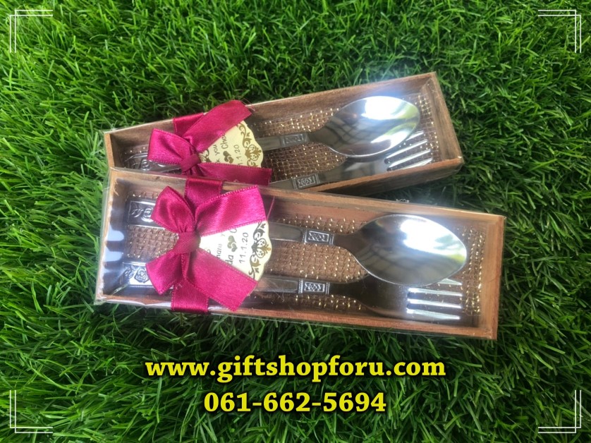 ช้อนส้อมสแตนเลสใส่กล่องไม้