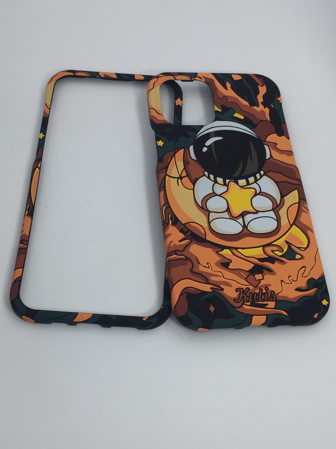 เคสคูทิส(Kutis)เคสไอโฟน12/12PRO(ลายมนุษย์อวกาศ)มาใหม่ เคสประกบหน้า-หลัง เคสเรืองแสง เคสลายวินเทจ ร้านSuperhero Klongthom