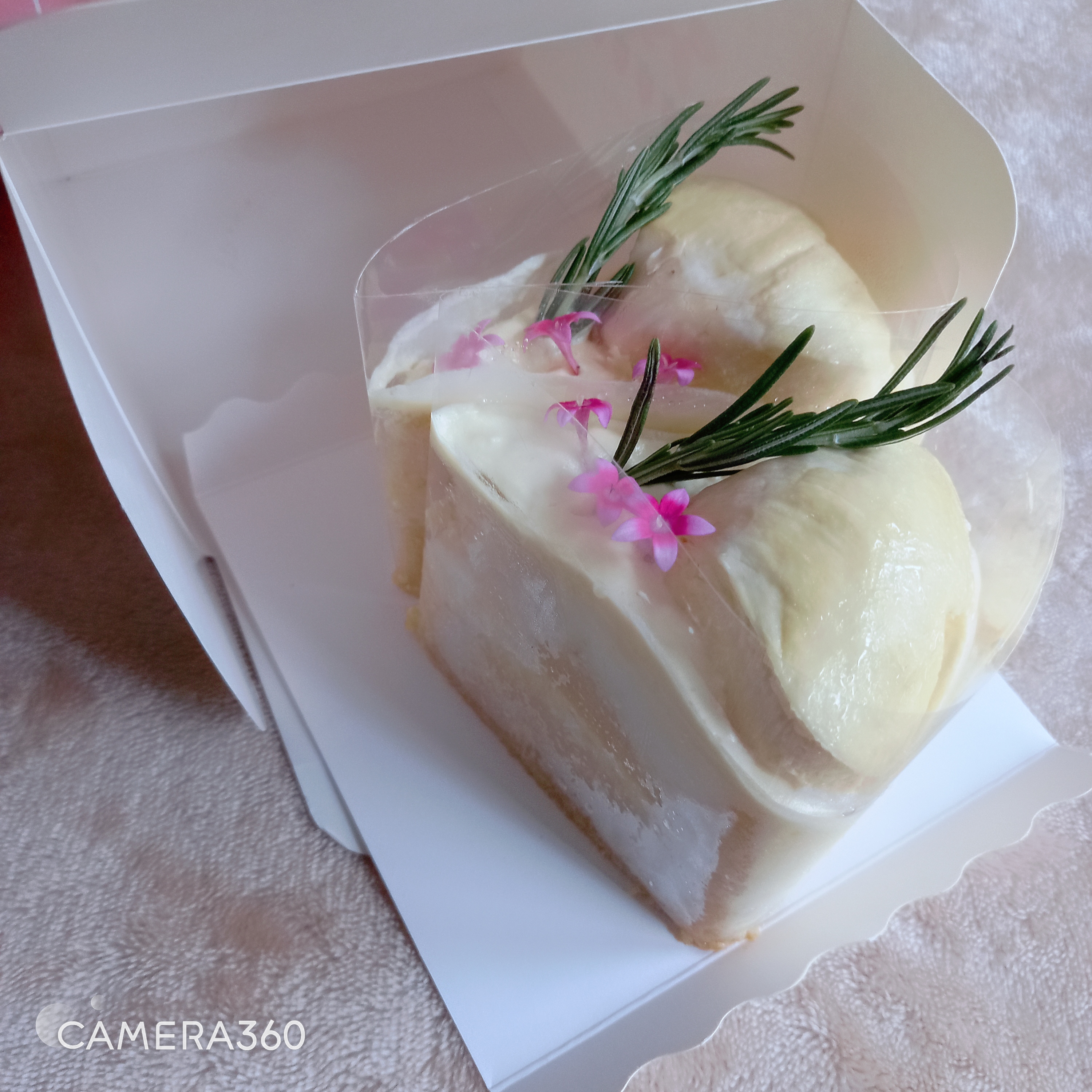 เค้กทุเรียนครีมสด (ราคาต่อชิ้น) Durian Fresh Milk Cake 2-3 ชั้น