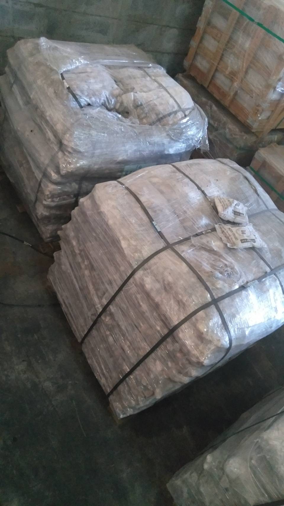 หินกรวดสีแดงเลือดหมู ขนาด 3-5 cm หรือ red pebble