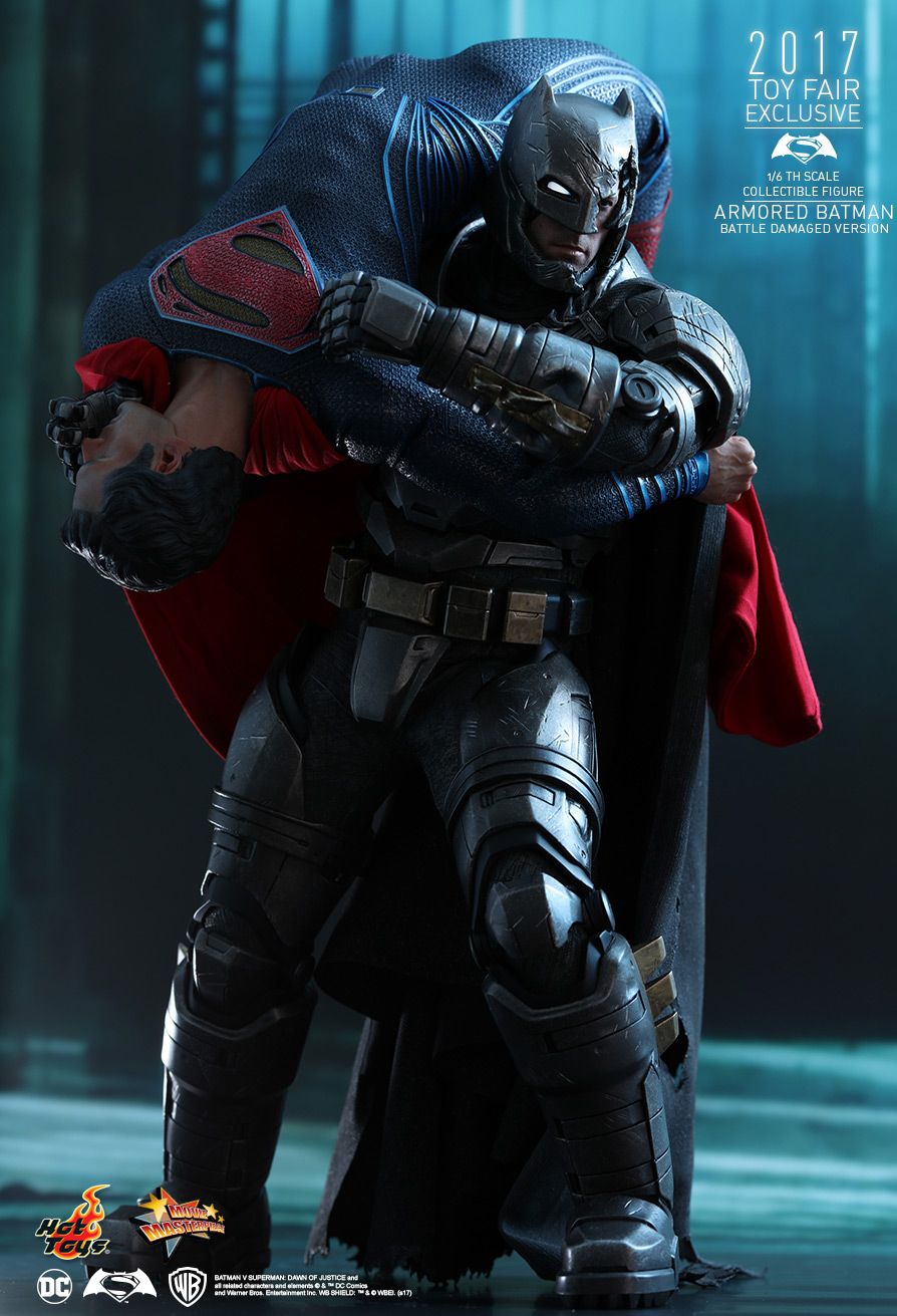 Hot Toys MMS417 BATMAN V SUPERMAN: DAWN OF JUSTICE - ARMORED BATMAN (BATTLE DAMAGED VERSION)