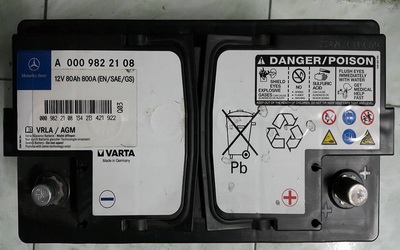 รูปแบตเตอรี่รถยนต์สีดำยี่ห้อVARTA