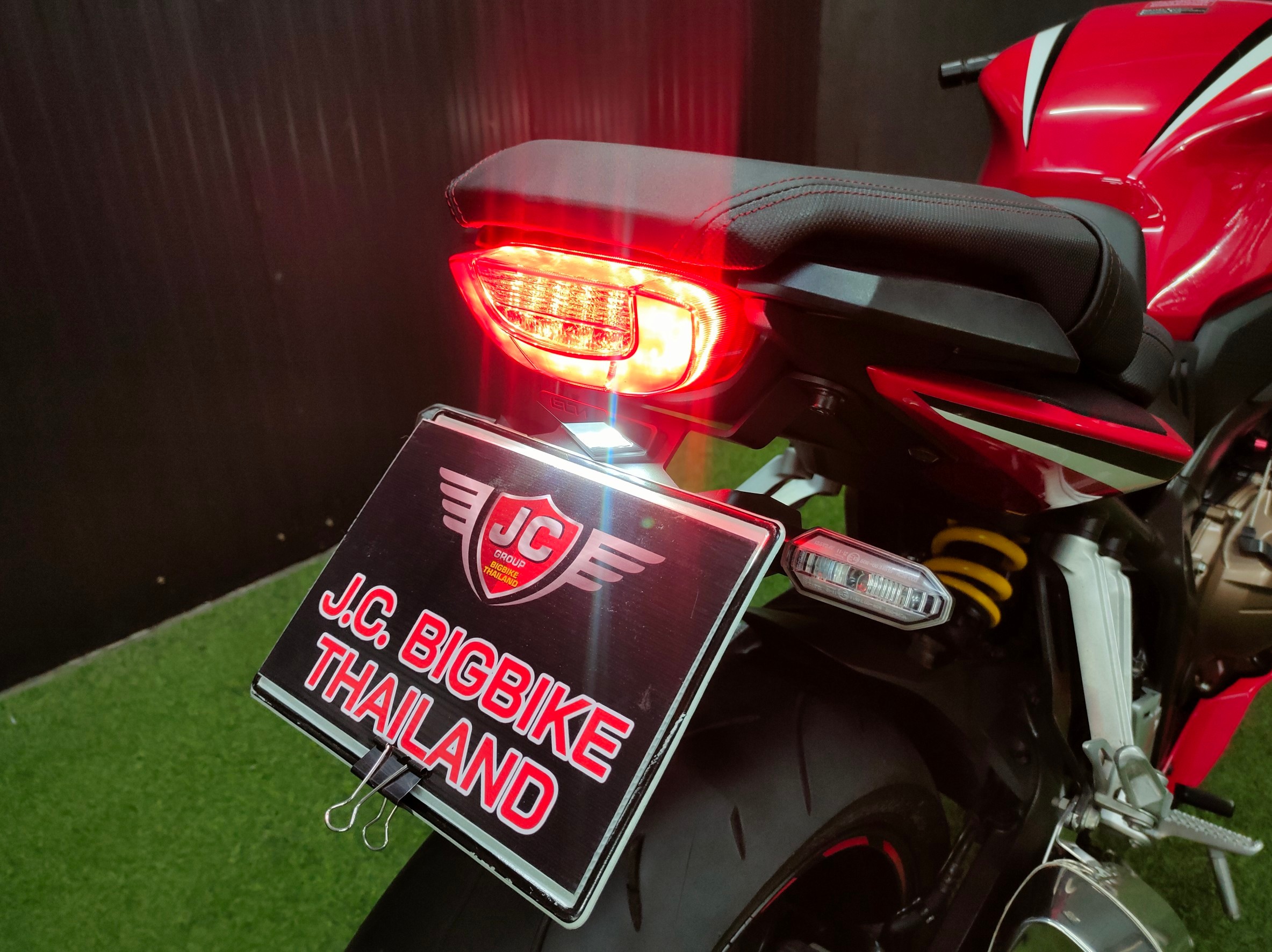 🏍💨💨 โอ้ว.... CBR650R คันนี้พิเศษด้วย ✨Moriwaki Full System✨ จดปี 19 สวยใส...เหมือนเคยจ้า 🤗