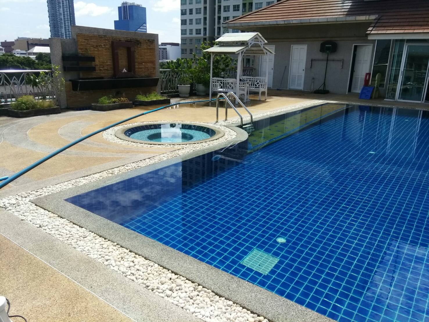 Surge Tank สระว่ายน้ำ คอนโดย่านพระรามสี่