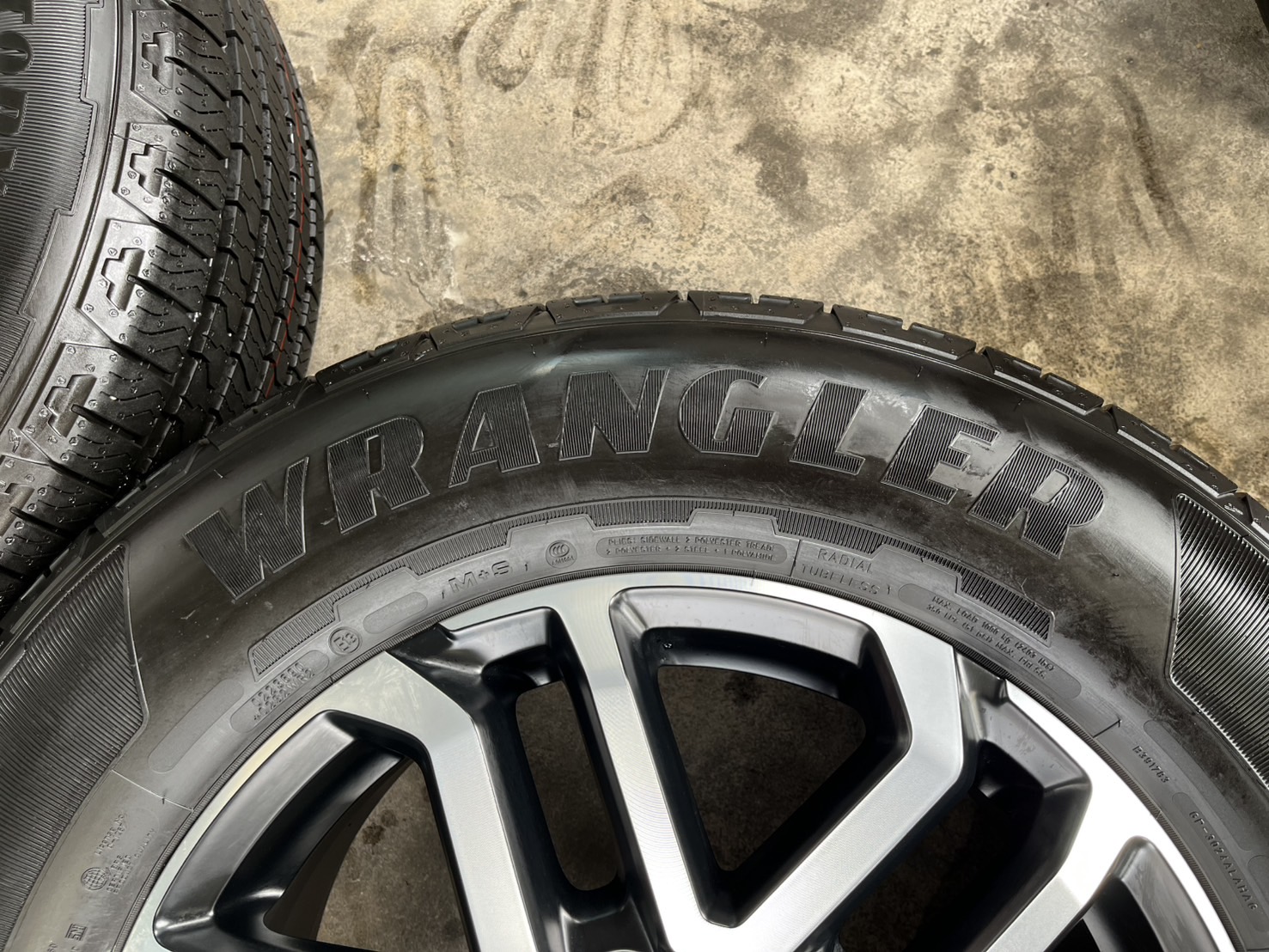 💥ปี25💥✨ล้อแม็กป้ายแดง✨Ford Next-Gen Sport ขอบ 18 ดำหน้าเงา พร้อมยางใหม่ป้ายแดง 255-65-18 Goodyear💖