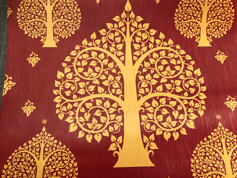 ลายต้นโพธิ์ สีเหลืองทอง พื้นหลังสีแดง