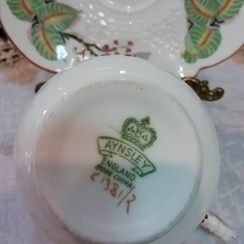 ถ้วยชา Ansley รุ่น Quartefoil เถาวัลย์ดอกไม้ชมพู ใบไม้เขียวตองออน มีลายนูน ปี 1939