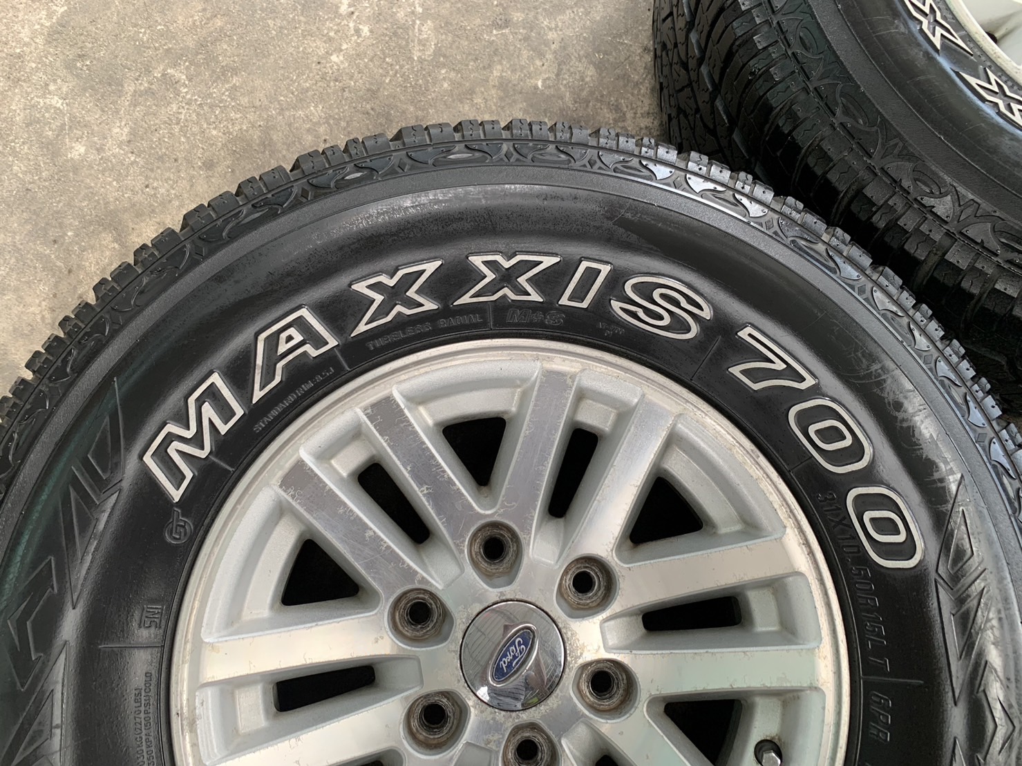 ✨ล้อแม็ก✨Ford Everest ขอบ 15 สีบอร์นหน้าเงา แถมยาง 31x10.5x15 Maxxis ปี 15