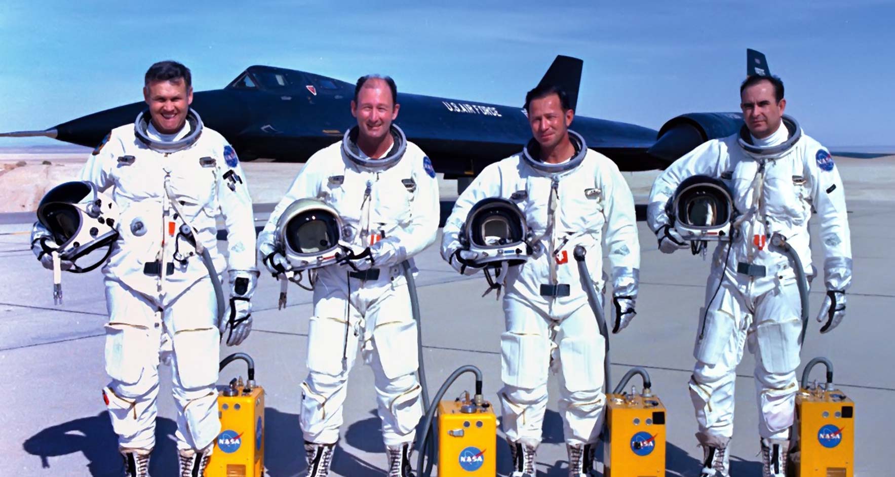 DAMTOYS No.78032 SR-71 ”BLACK BIRD” TEST PILOT