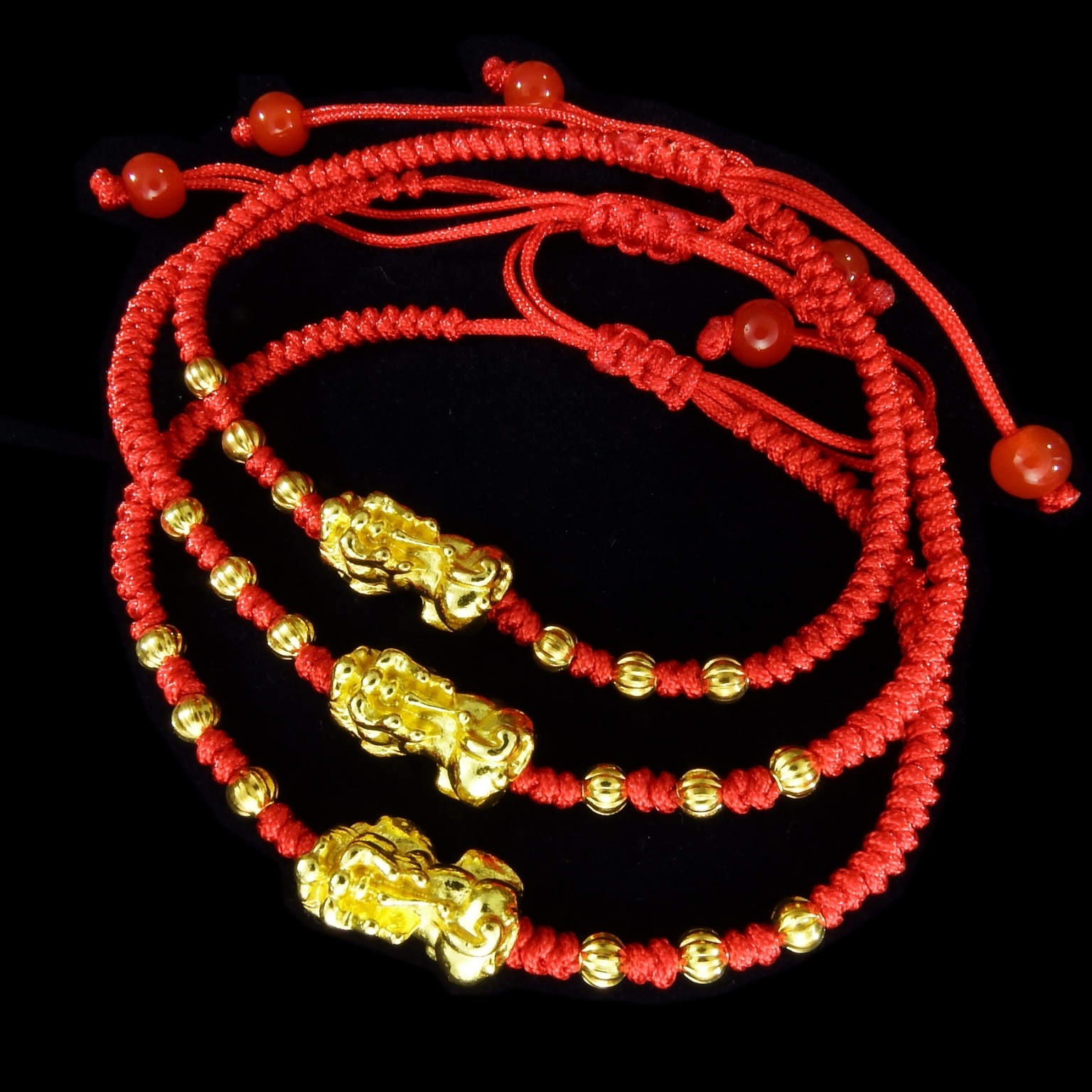กำไลข้อมือ"ปี่เซี๊ยะ"เชือกแดง ทอง 18k. นำเข้าจากฮ่องกง/พร้อมกล่อง