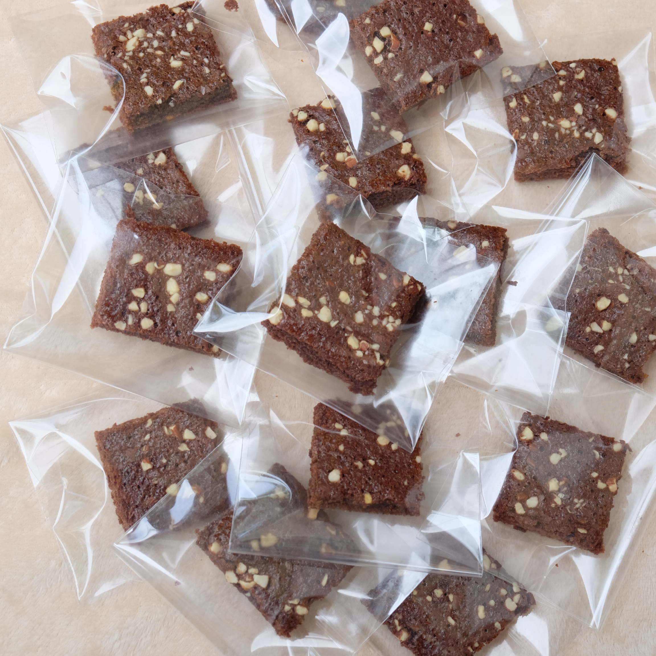 มินิบราวนีส์ คลาสสิค ( Classic Brownies) 5x5 cm ยกถาด 15ชิ้น/ *สำหรับจัดเบรค ถาดขนาด 18*27 cm 7* 11 นิ้ว *** ราคาขายต่อถาด (Price)