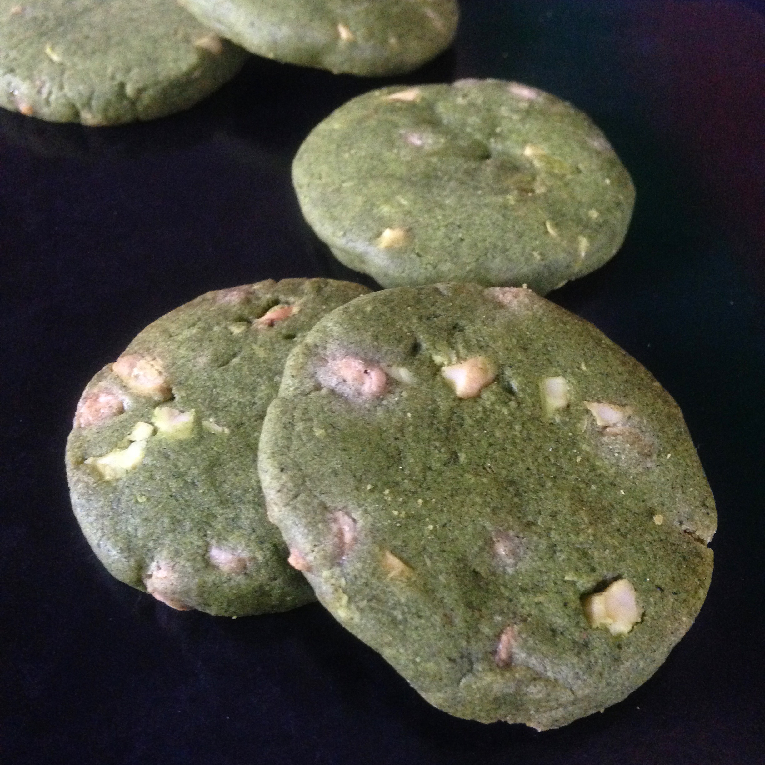 คุ้กกี้มัทฉะไวท์ช็อกโกแลต Matcha White Chocolate Cookies (ต่อชิ้น)