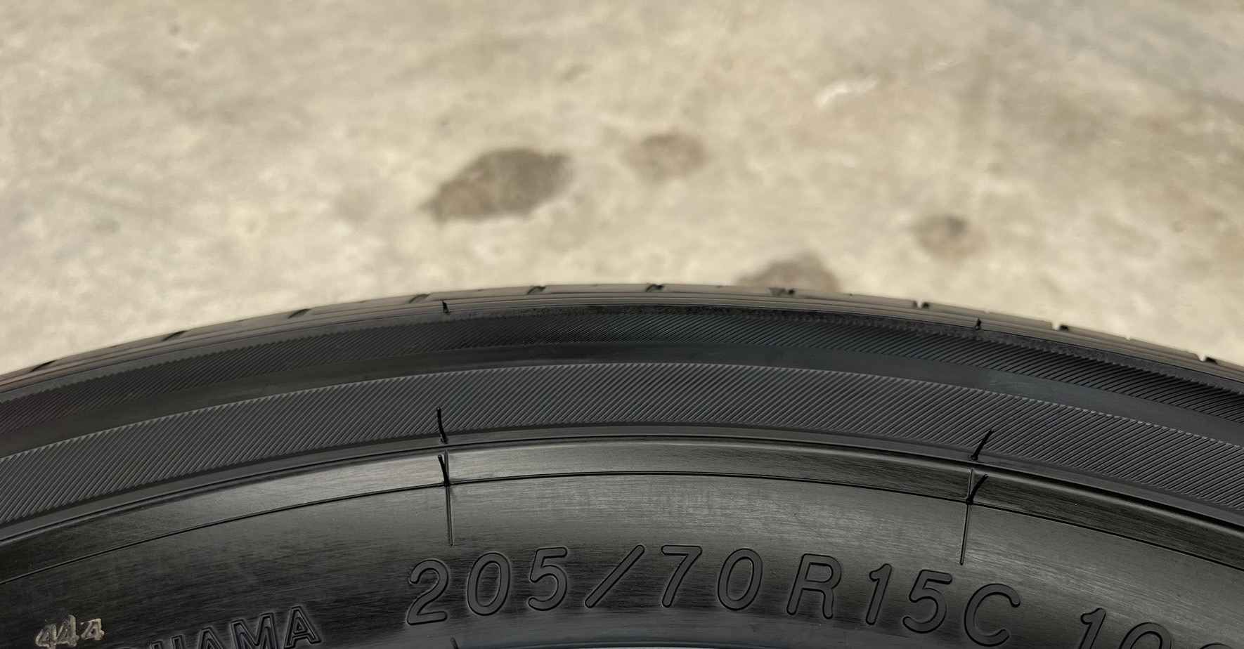 ♨️ปี 24♨️✨ยางป้ายแดง✨205-70-15 Yokohama🚘เหมาะสำหรับ รถกระบะตัวเตี้ย รถกระบะสายบรรทุก