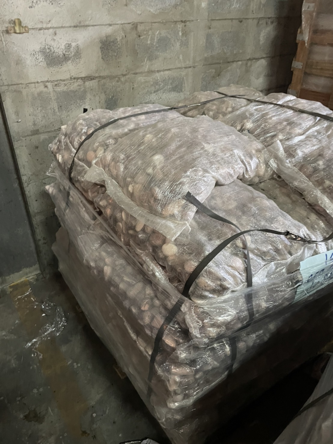 หินกรวดสีแดงเลือดหมู ขนาด 3-5 cm หรือ red pebble