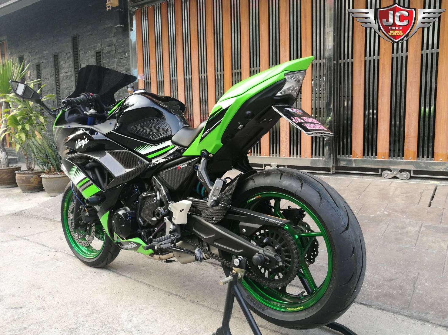 รถคันนี้ทำไมมันหล่อจังใครได้ไปขับหล่อทั้งคนขับทั้งรถไมล์วิ่ง 1XXXX โล