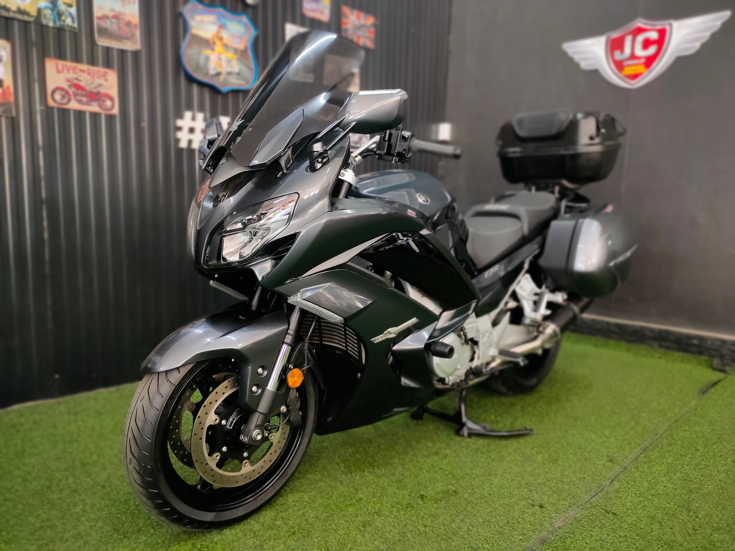 Sport Touring ตัวพรีเมียมจากค่าย YAMAHA รุ่น FJR1300AS ตัวท๊อป Autoclutch ขับเพลาปลายปี 2018 แท้สายจอดไมล์ 2,xxx 😎 โฉมปัจจุบัน...นับคันได้เลย‼️