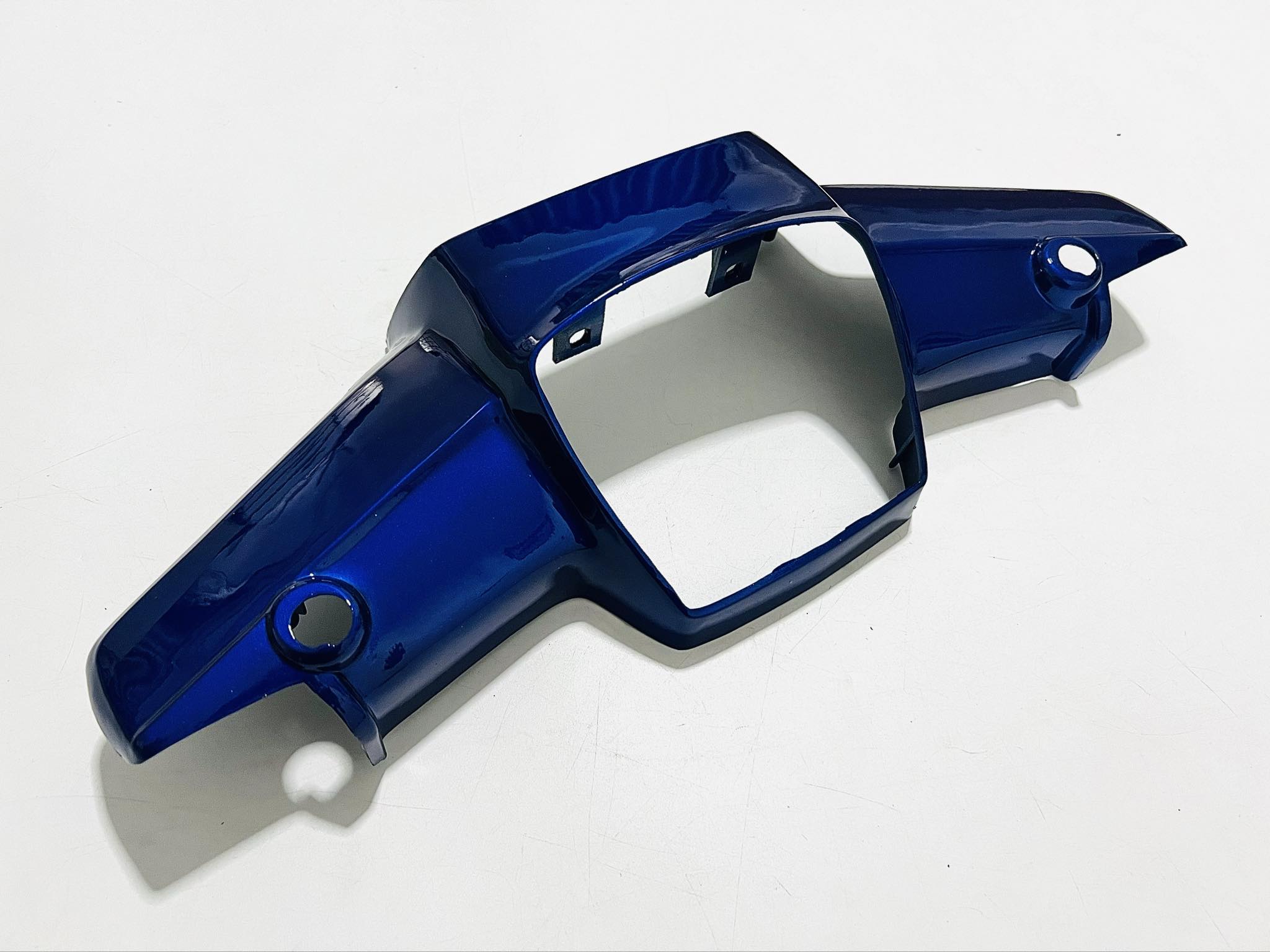 หน้ากากบนดรีมคุรุสภา สีดำ สีแดง สีขาว สีน้ำเงิน สีมังคุด ระบุสีในข้อความ C