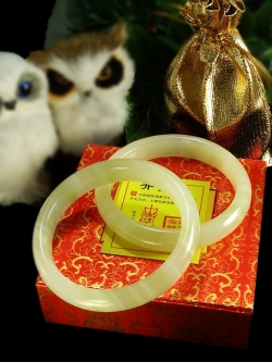 กำไลหยกจีน สีขาว ขนาด 6.0-6.5 cm.สินค้าจากJade Market ฮ่องกง