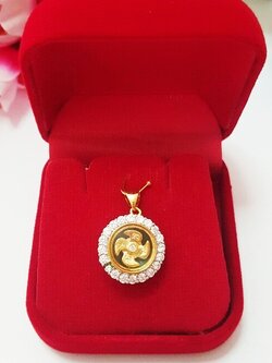 จี้กังหันแซกงหมิว หลังหยกเขียวนำโชค เลี่ยมกรอบชุปทอง 18k.ประดับพลอยขาว