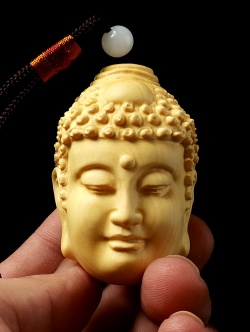 พวงกุญแจ,เครื่องประดับแกะสลักจากไม้เนื้ออ่อนในมณฑลหูเป่ย์ ประเทศจีน