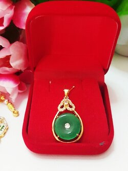 จี้หยกเขียวนำโชค เลี่ยมกรอบชุปทอง 18k.ประดับพลอยขาว