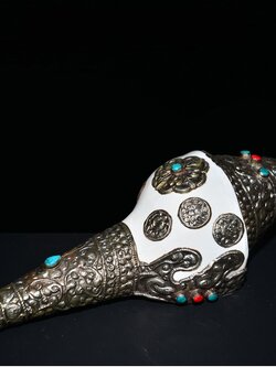 หอยสังข์อินเดียสีขาวแต่งเครื่องเงินทิเบต สำหรับใช้ในพิธีกรรมทางศาสนา ขนาดใหญ่ 30 cm.