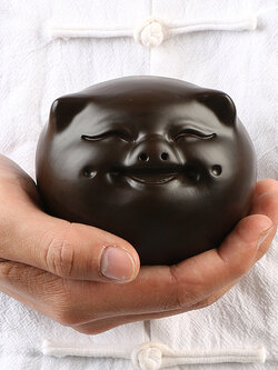 หมูยิ้ม สัญลักษณ์แห่งความอุดมสมบูรณ์ จากมณฑลหูเป่ย์ ประเทศจีน