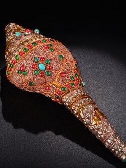 หอยสังข์อินเดียสีขาวแต่งเครื่องเงินทิเบตทั้งชิ้น สำหรับใช้ในพิธีกรรมทางศาสนา ขนาด 28 cm.