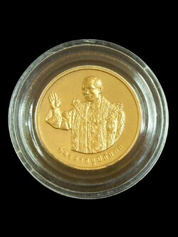 เหรียญ ร.9 ทรงยินดี องค์อัครศาสนูปถัมภก ที่ระลึกจัดสร้างพิพิธภัณฑ์พุทธมณฑล ปี 2549 เนื้อทองแดงรมดำ ขนาด 3 cm.