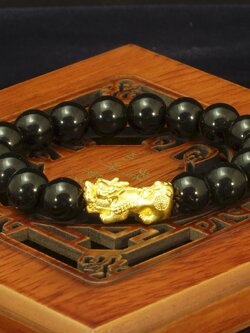 ข้อมือปี่เซี๊ยะเรียกทรัพย์ หินมงคลสีดำ ขนาดหิน 10 มิล