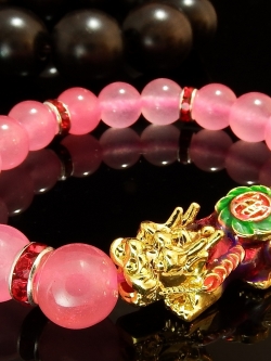 สร้อยข้อมือปี่เซี๊ยะเรียกทรัพย์ ลูกปัดหินธรรมชาติ สีชมพูอ่อน ขนาด 10 มล.