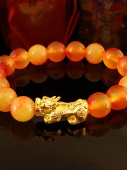 ข้อมือปี่เซี๊ยะเรียกทรัพย์ หินมงคลหยกสีส้ม ขนาดหิน 10 มิล