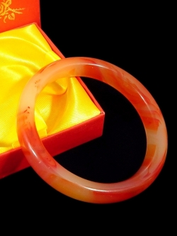 กำไลหยก"เนไฟรต์ "สีส้ม ขนาด 6 cm. พร้อมใบรับประกัน(สินค้านำเข้าจากประเทศจีน)