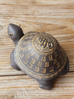 ตุ๊กตาดินเผาเต่านำโชคลงอักษรบทสวดภาษาจีนโบราณ